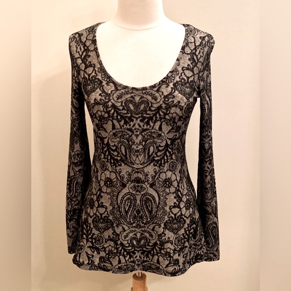 BKE Boutique Black Grey Floral Paisley Print Scoop Neck Long Sleeve Top Size M